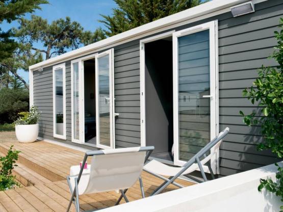 Mobilheim PRESTIGE 33m² (2 Zimmer - Überdachte Terrasse - 2 Badezimmer) + TV + Geschirrspüler + Klimaanlage