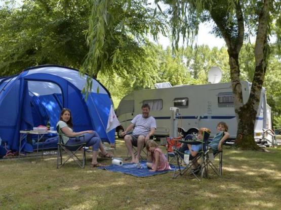Stellplatz Nature Zelt Wohnwagen Wohnmobil 1 Auto Flower Camping La Venise Verte Coulon Les Campings En France Campings Online