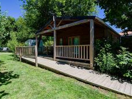 Hütte Confort 50m² (2 Zimmer) + überdachte Terrasse + TV behindertengerecht