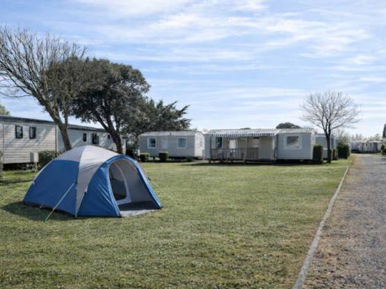 Stellplatz : Auto + Zelt/Wohnwagen oder Wohnmobil + Strom