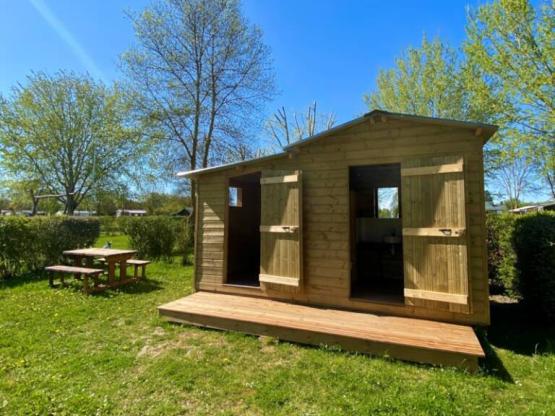 Premium-Stellplatz mit eigener individueller Sanitäranlage und eine Küchenzeile !