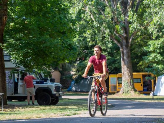 Cyclo/Hiking Stop: no vehicle or electricity