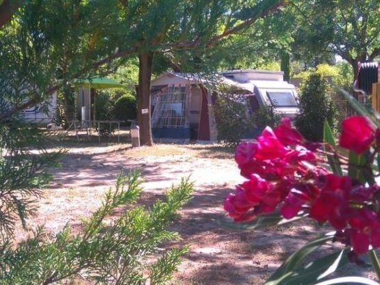 Camping Stellplatz 2p + Auto + Zelt oder Wohnwagen + Strom