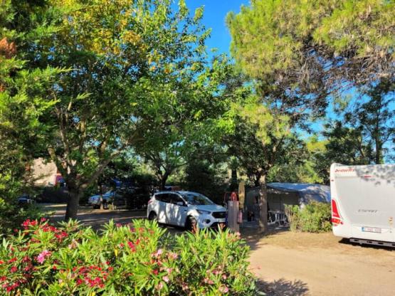 Camping Stellplatz 2p + Auto + Zelt oder Wohnwagen + Strom