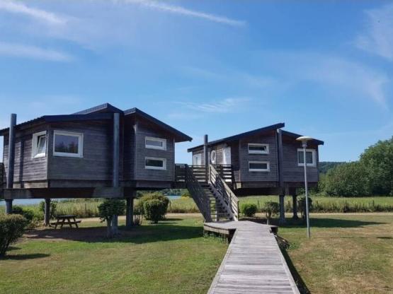 Comfort Cottage auf Stelzen 35m² - 1 Schlafzimmer + 1 Alkoven - Terrasse mit Blick auf die Teiche