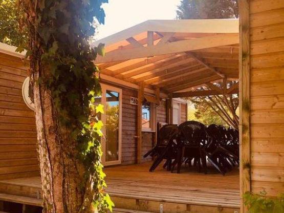 Stacaravan Tribu 60m² (6 slaapkamers) + groot gedeeld halfoverdekt terras