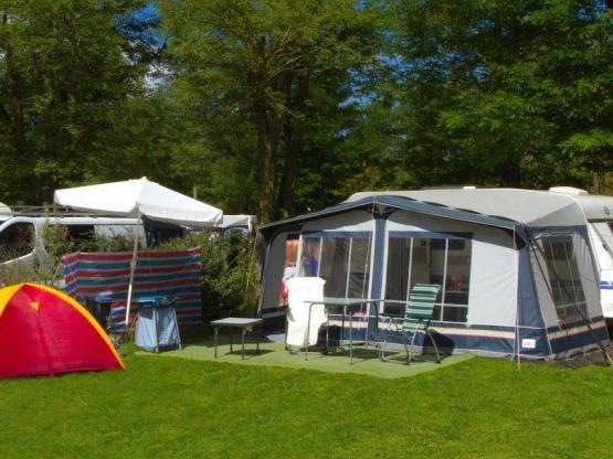 Standplaats - elektriciteit - wateraansluiting en afvoerpunt - auto op standplaats ***