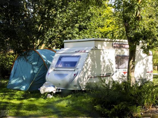 Stellplatz Komfort (Zelt, Wohnwagen, Wohnmobil / 1 Auto / Strom 10A)