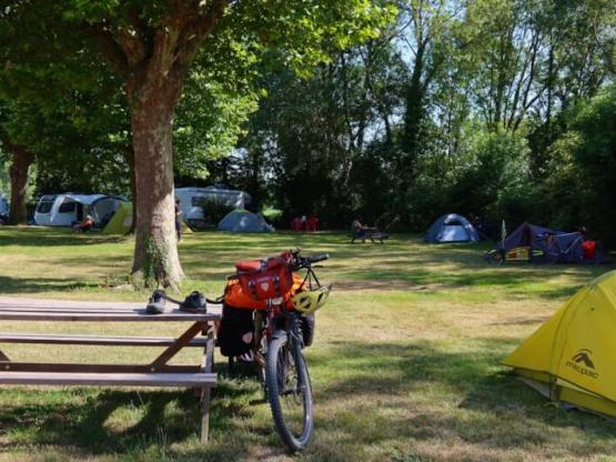 Stellplatz Confort (Strom 10A) - 180m² - 2 Personen -Fahrzeug + Zelt oder Wohnwage oder Wohnmobil