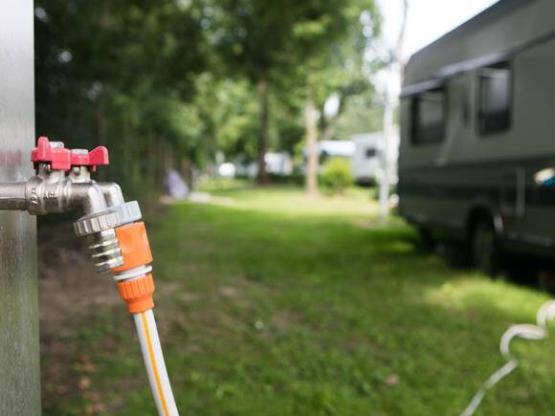 Grand Confort Stellplatz - Strom 10 A + Wasser + Abwasser