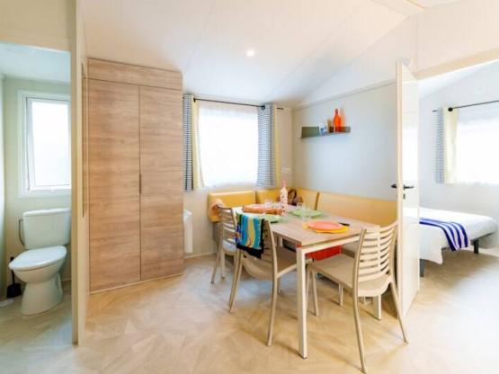 Mobilheim Quietude Premium 35m² - 3 Schlafzimmer + TV, Geschirrspüler und Liegestühle/Sonnenliegen