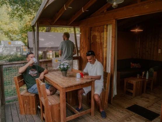 Lodge Cabin Premium auf Stelzen 32 m² - 2 Schlafzimmer (mit Sanitäranlagen) + Terrasse + TV