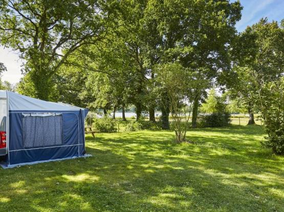 Stellplatz Privilège (Zelt, Wohnwagen, Wohnmobil / 1 Auto / Strom 12A) Stellplatz Großes Zelt