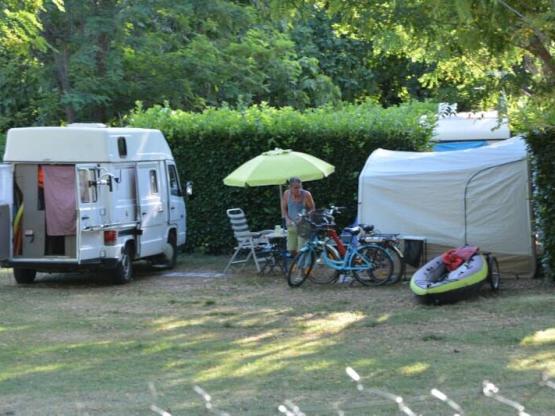 Stellplatz Camping ( Zelt oder Wohnwagen + Fahrzeug )