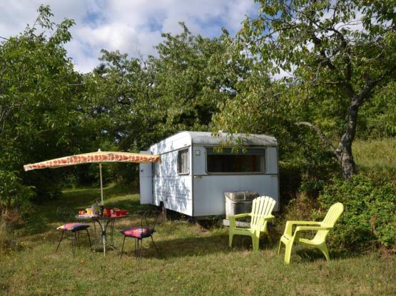equipped caravan stove, and electricity. Location  5 located 50m with sanitary toilets , hot showers , dishwashing sinks and tub . no close neighbors . Sheets extra.