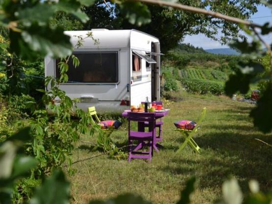 equipped caravan stove , and electricity. Location 7 located 50m with sanitary toilets , hot showers , dishwashing sinks and tub . no close neighbors . Sheets extra.