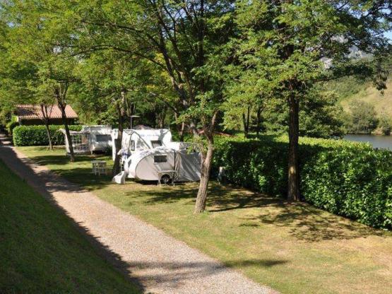 Stellplatz Komfort : Auto + Zelt/Wohnwagen oder Wohnmobil + Strom 6A / 10A (2 pers.)