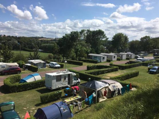 Stellplatz Confort (Zelt, Wohnwagen, Wohnmobil / 1 Auto / Strom 16A)