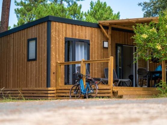 Homeflower PREMIUM 35m² (3 Schlafzimmer) + KLIMAANLAGE + halbüberdachte Terrasse + Spüllmachine + TV