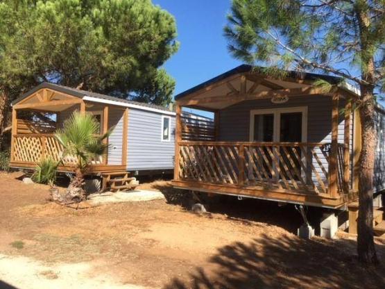 Mobilheim ROMARIN Confort 32m² (2 Zimmer) - überdachte Terrasse 8 m² - TV + Klimatisierung