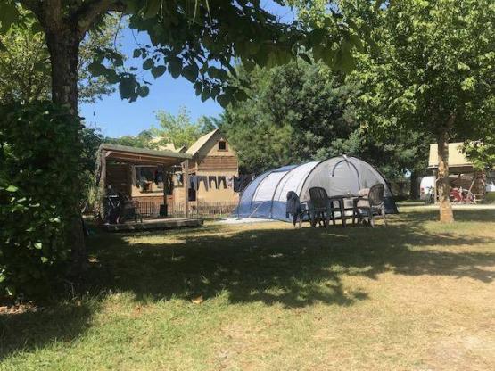 PREMIUM Stellplatz 160 m2 mit überdachter Terrasse, Kühlschrank, Gartenmöbel, Strom 16A