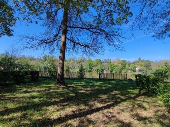 Stellplatz Premium - Am Fluss (Zelt, Wohnwagen, Wohnmobil / 1 Auto / Strom)