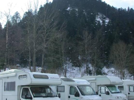 Aussen parkplatz für Wohnmobil: Formel mit 1 Wohnmobil + 2 personen + 13 amp