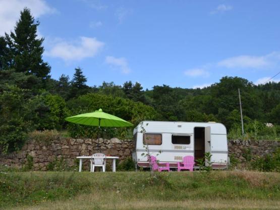 Caravan equipped with gas cooker, and electricity. Location n ° 6 located at 50m from the sanitary facilities with toilets, hot showers, dishwasher and washbasins. No close neighborhood. B