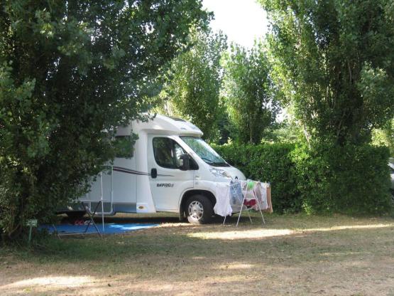 Stellplatz Komfort (Zelt, Wohnwagen, Wohnmobil / 1 Auto / Strom 10A)