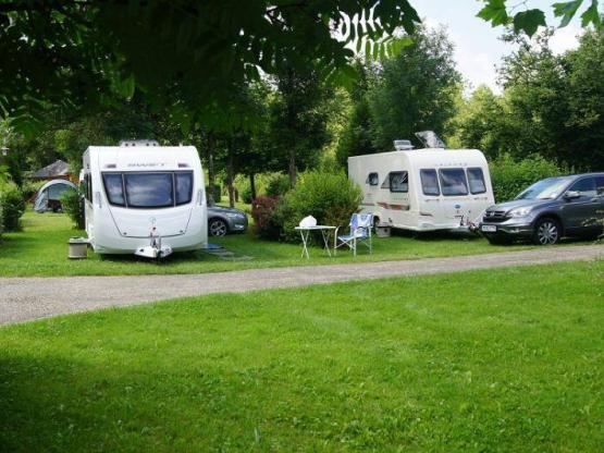 Stellplatz Privilège (1 Zelt, Wohnwagen / 1 Auto / Strom 10A) + Fließwasser- und Abwasseranschluss