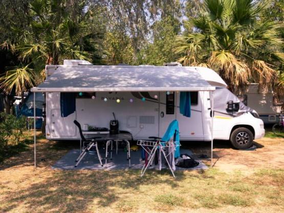 CONFORT Standard Stellplatz "Blick auf Gabionen"