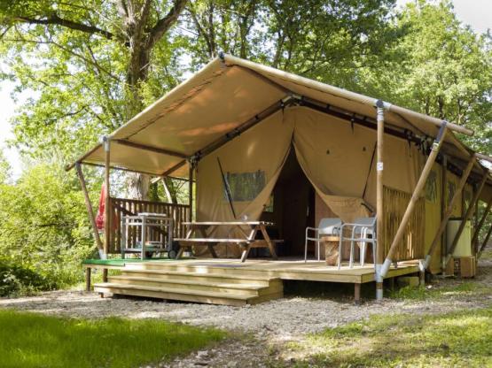 Safari Zelt 45m2 (3 zimmer) etwas höher gelegen. Terrasse mit Blick auf den Campingplatz und den Fluss - parking