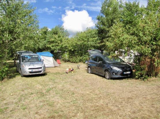 Stellplatz Grande Famille + Zelt oder Wohnwagen + auto + strom