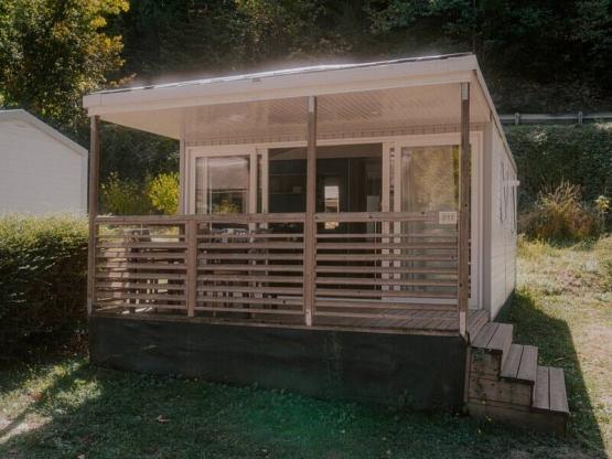 Mobilheim „Louisiane Confort“, 26 m² – 2 Schlafzimmer + überdachte Terrasse + TV + Klimaanlage