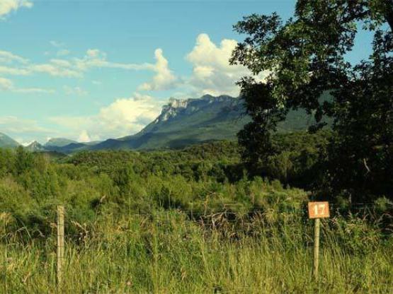 Stellplatz Wohnwagen / Zelt / Wohnmobil mit Blick auf den Fluss und die Berge