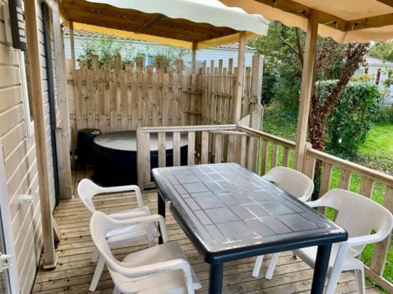 Mobil Home BIEN ETRE 2 Zimmer mit Geschirrspüler + eigenem Spa (Sonntag)