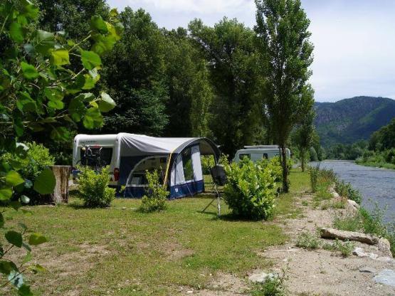 PAUSCHALE CONFORT AM STRAND / FLUSS - Zelt(en) / Wohnwagen + 1 Auto (oder 1 Wohnmobil), Strom 10 A