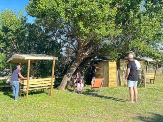 Ausgestatteter Stellplatz  1 Picknicktisch, ausgestatteter Schuppen, Strom- und Wasseranschluss