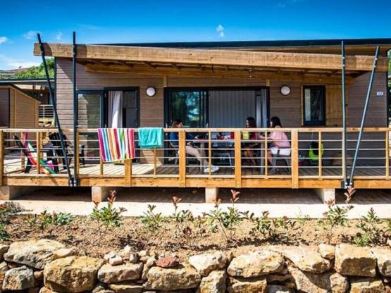 Hütte Premium - 38m² - 3 Schlafzimmer (2 Betten -12 Jahre)