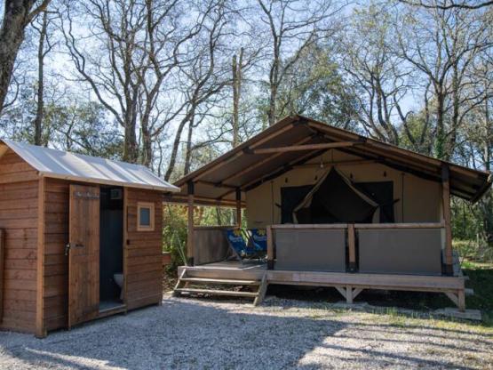 Zelt Lodge Kenya CONFORT 34m² - 2 Zimmer + überdachte Terrasse 11m² (MIT Sanitäranlagen)