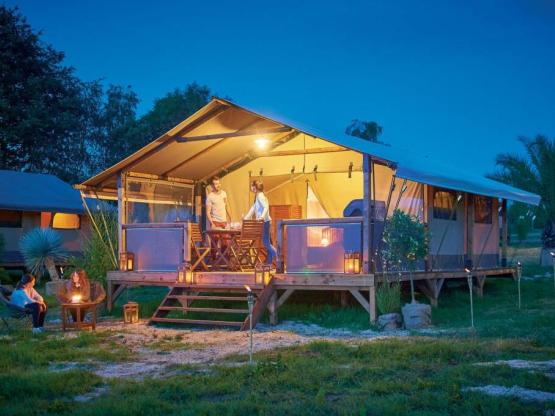 Zelt LODGE LUXE 34 m2, 2 Schlafzimmer, Badezimmer, überdachte Terrasse, Seeblick