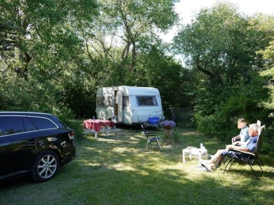 Stellplatz Confort (Zelt, Wohnwagen, Wohnmobil / 1 Auto) 100-120m²