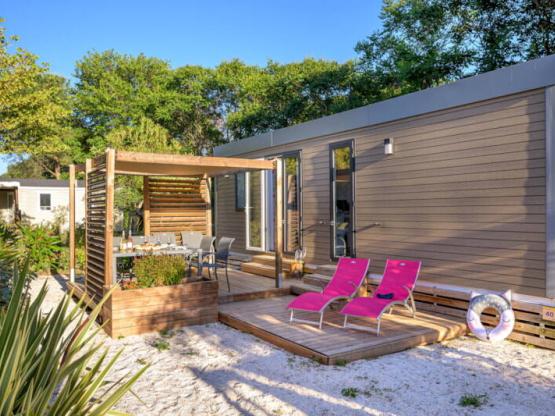 Mobilheim LAURIER ROSE Premium (3 Zimmer) 33m2 - überdachte Terrasse 19m² + TV + Klimaanlage