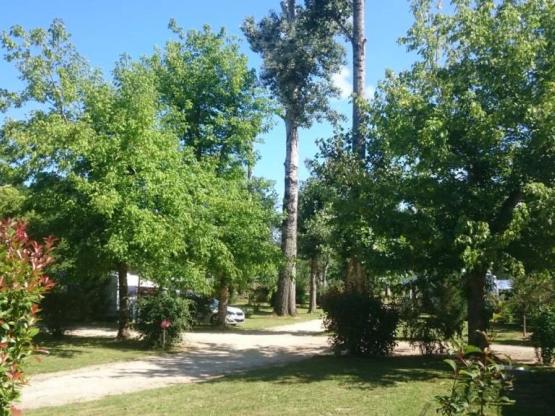 GRAND-CONFORT CARAVANING Stellplatz für Wohnmobile und Wohnwagen (halbfester, 10A, Wasser, Abflus)