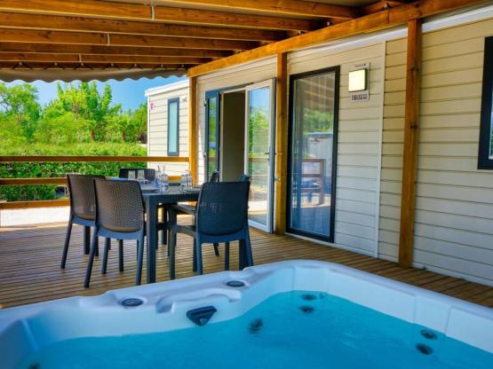 Mobilheim BALNEO (Klimaanlage + tv + Spülmaschine + Sprudelbad)