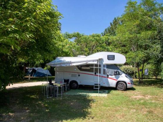 Stellplatz Komfort (Zelt, Wohnwagen, Wohnmobil / 1 Auto / Strom)