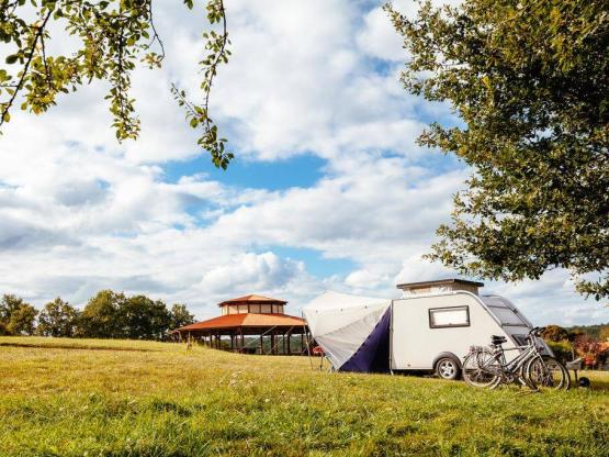 Comfort kampeerplaats XXL inclusief 2 personen, 1 auto en elektriciteit