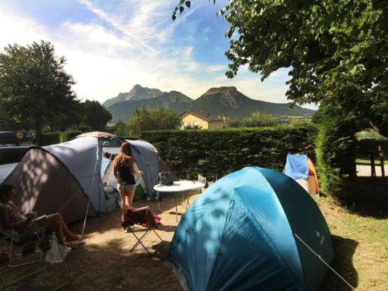 Stellplatz Privilège (Zelt, Wohnwagen, Wohnmobil / 1 Auto / Strom 6A) + Ansicht aug die Berge