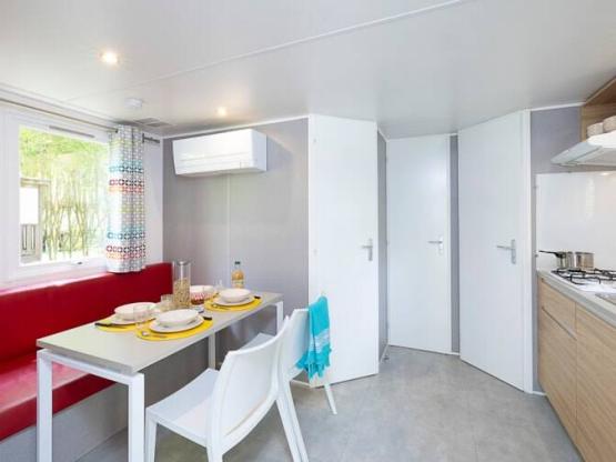 Stacaravan Premium 27m² (2 slaapkamers) + TV + airconditioning + terras