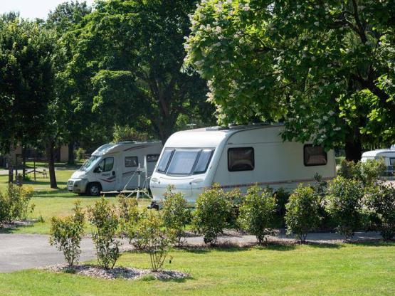 Stellplatz : Auto + Wohnwagen oder Wohnmobil